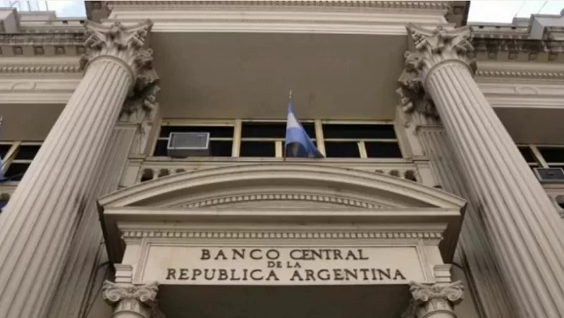 ¿Agobiado por el Euribor? Podría ser peor. Argentina sube los tipos de interés en 300 puntos básicos, hasta el 81% 1