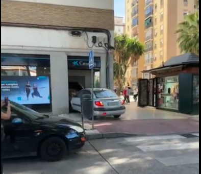 Embiste su coche contra un cajero en Málaga "porque no le daba dinero" 1