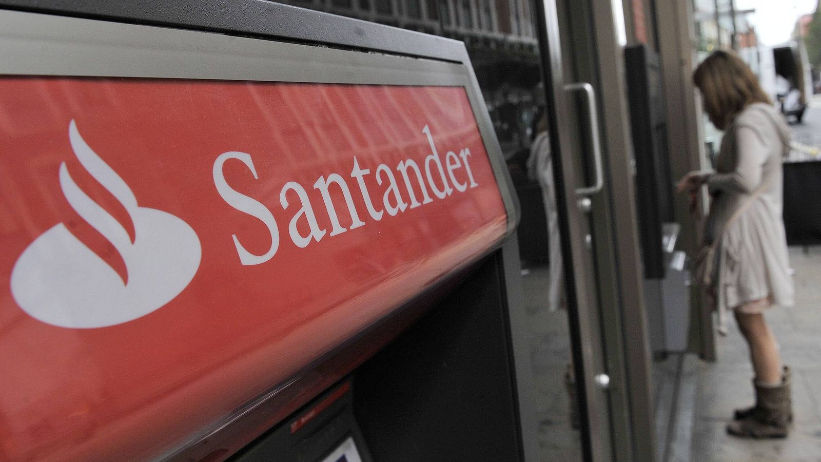 Ojo, clientes de ING y Santander, vienen nuevas comisiones 1