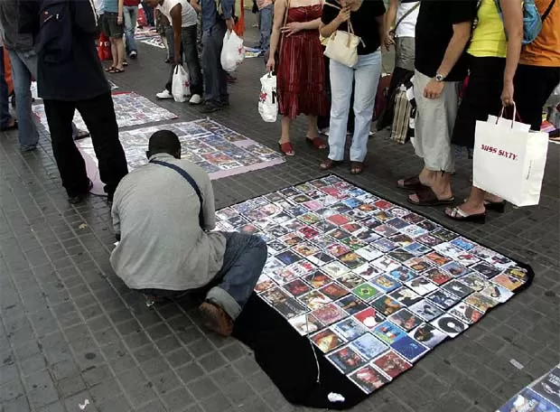 Los manteros piden registrar la marca 'Top Manta' y la Oficina de Patentes y Marcas se lo deniega 4